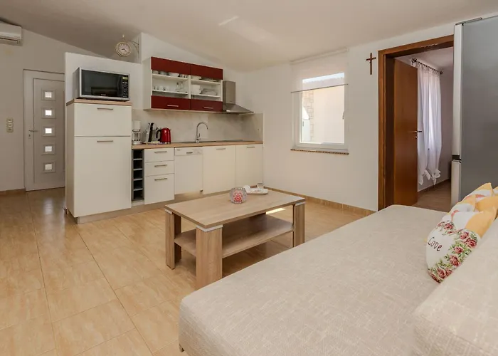 Apartment By The Sea - 18523 Vir