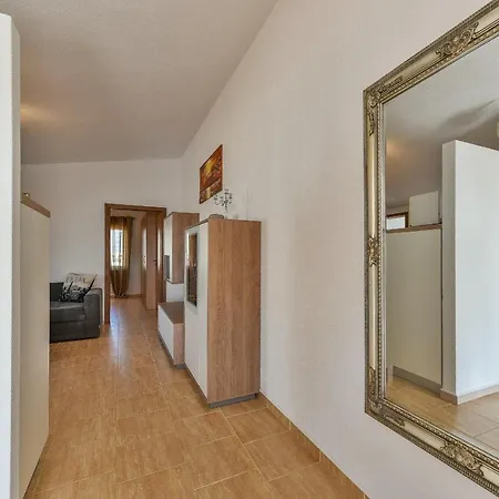 Apartment By The Sea - 18523 Vir