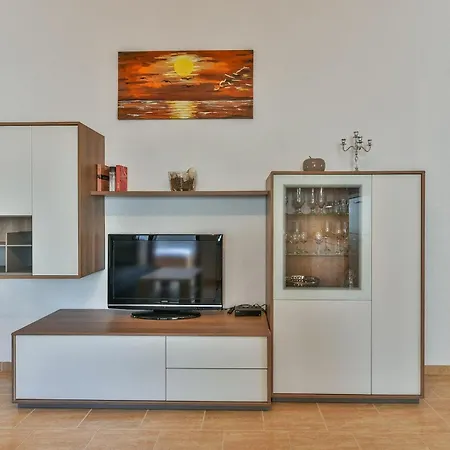 Apartment By The Sea - 18523 Vir