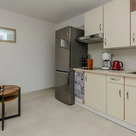 Apartment By The Sea - 18523 Vir