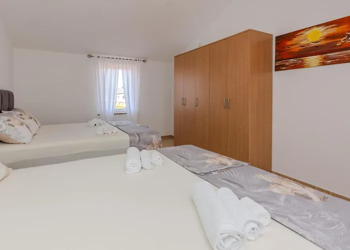 By The Sea - 18523 * Vir